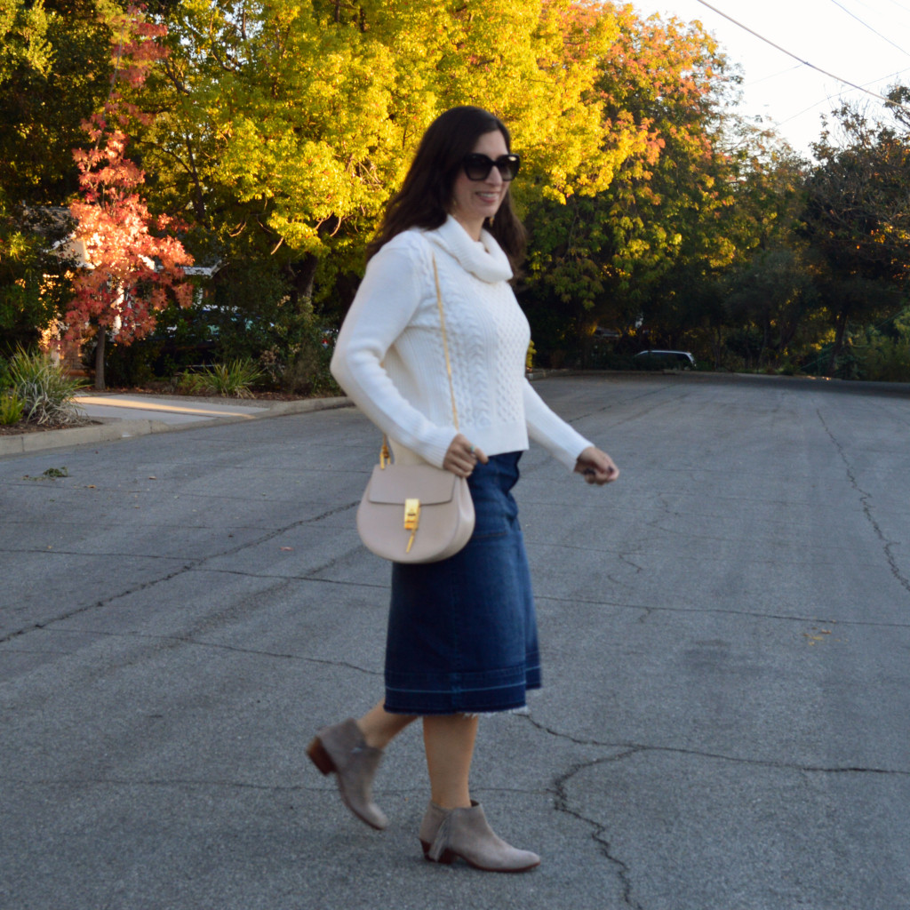 denim skirt outfit for fall
